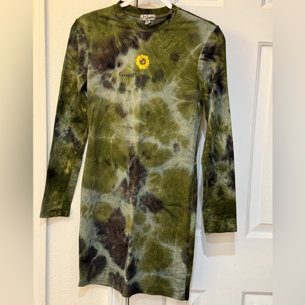 J FOR JUSTIFY TEE SHIRT DRESS. TIE DYE SHADES OF GREEN, PURPLE, BROWNS. Size M.